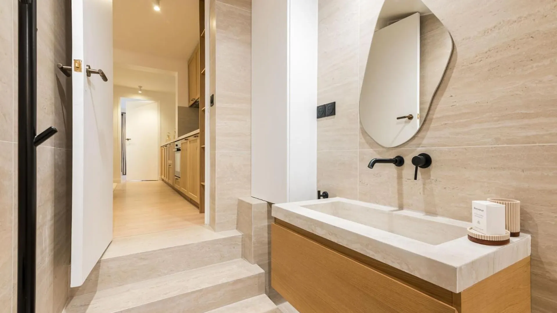 Opera - Elegant - Haystia Apartment
